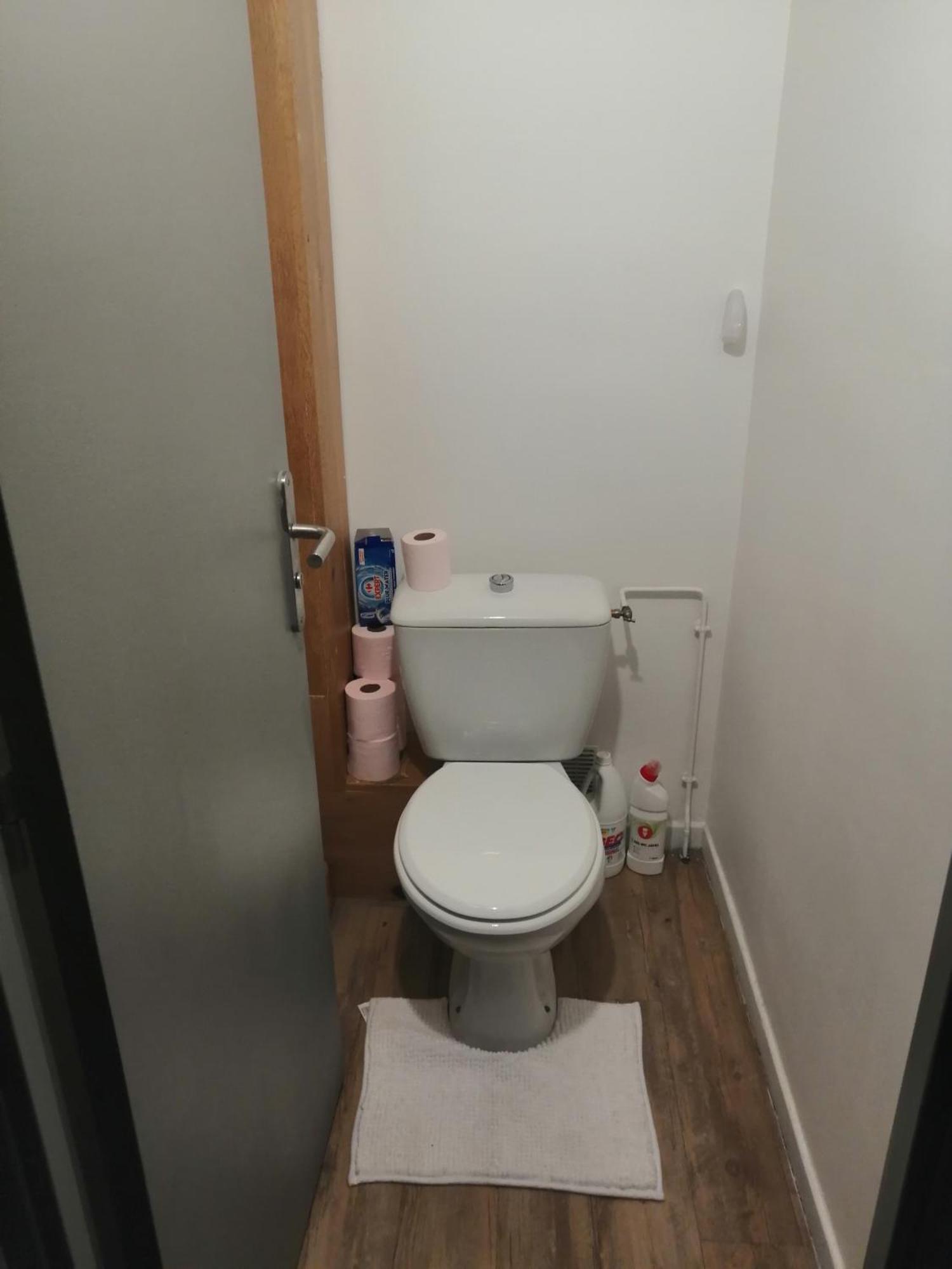 Chambre Dans Appartement A นีออร์ ภายนอก รูปภาพ
